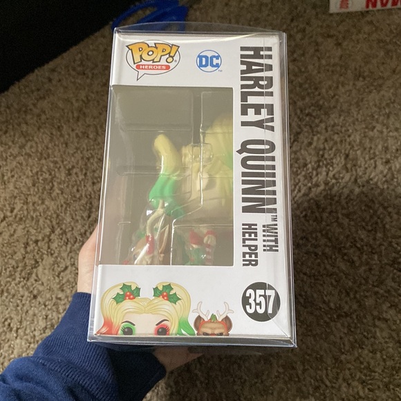 Harley Quinn with reindeer funko pop - Picture 3 of 6